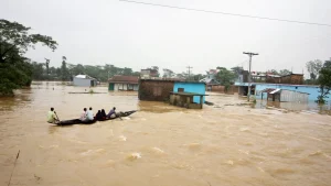 বাংলাদেশে বন্যায় ক্ষতিগ্রস্তদের সাহায্য করেন